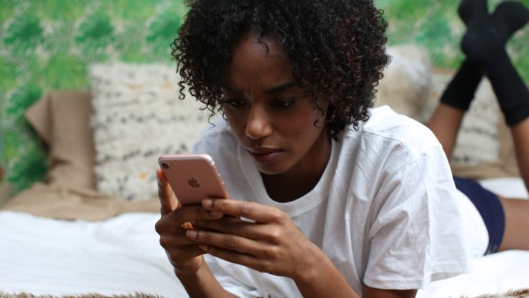 Bustle – 21 Texts To Send Someone Who’s Grieving, According To A Therapist
